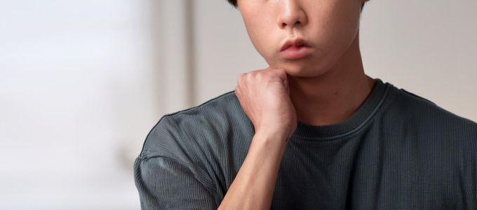 顔合わせで怒っていると勘違いされてしまう男性。実は女性と話すのが苦手・緊張。少しでも改善できる方法5選イメージ2