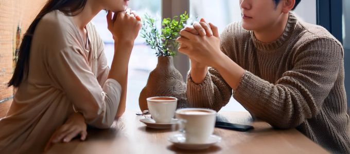 顔合わせで怒っていると勘違いされてしまう男性。実は女性と話すのが苦手・緊張。少しでも改善できる方法5選イメージ5