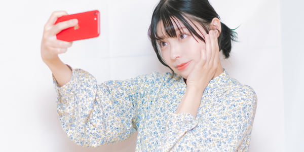 自撮りする女性