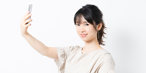 自撮りする女性