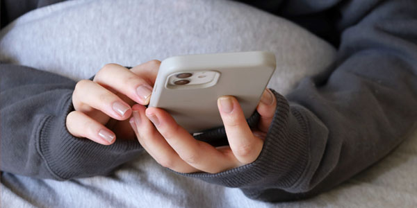 スマホ操作する女性