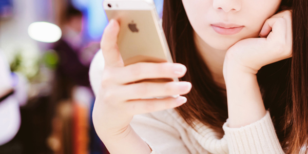 スマホいじる女性