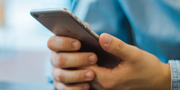 スマホいじる男性