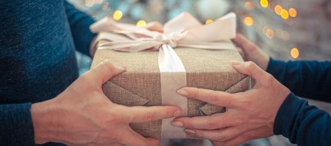 女性からプレゼントを渡された時の正しい行動の仕方４つイメージ1