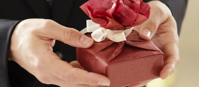 女性からプレゼントを渡された時の正しい行動の仕方４つイメージ4
