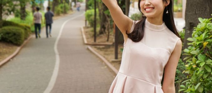 出会った瞬間に仲良し!ニコニコ笑顔の素敵な女性とデートイメージ1