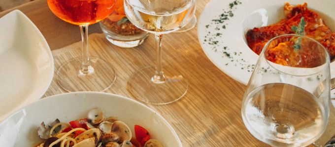 出会った瞬間に仲良し!ニコニコ笑顔の素敵な女性とデートイメージ3