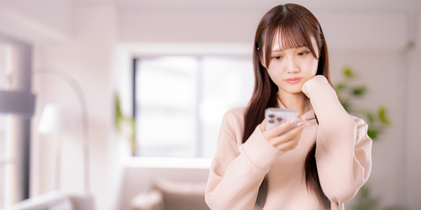 スマホを見る女性