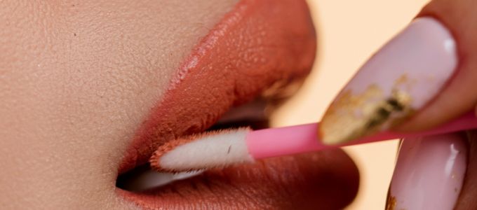 パパ活で男性を魅了する潤んだ唇の作り方イメージ1