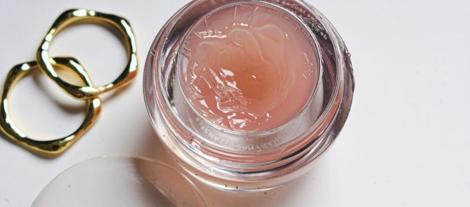 パパ活で男性を魅了する潤んだ唇の作り方イメージ2