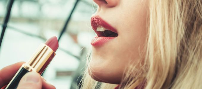 パパ活で男性を魅了する潤んだ唇の作り方イメージ4