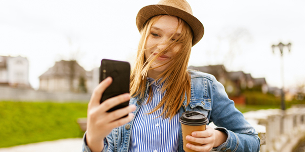 スマホを見る女性
