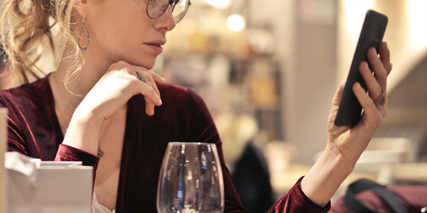 スマホ見る女性