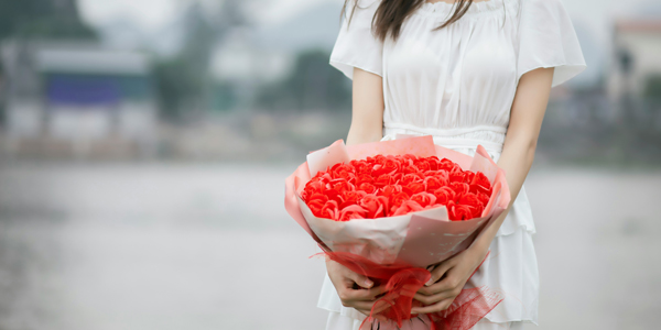 花束を持つ女性